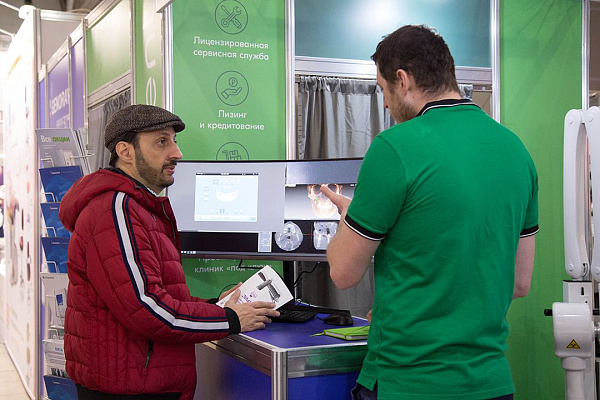 Стенд компании GREEN DENT на выставке Дентал-Ревю 2020-42.jpg